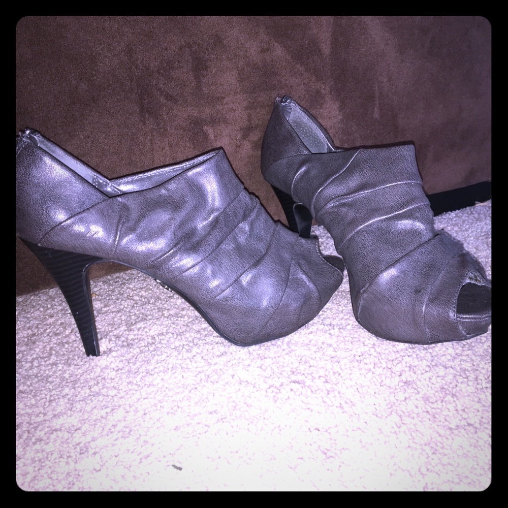 Vera Wang peep toe pumps